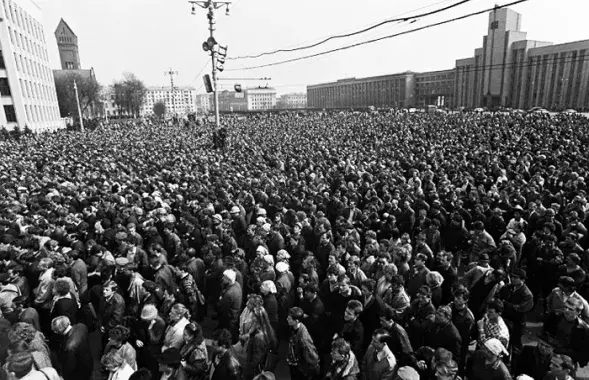 Мітынг рабочых на плошчы Незалежнасці ў 1991 годзе / Сяргей Брушко