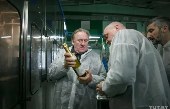 Gerard Depardieu at a sparkling wine factory in Minsk. Photo: tut.by