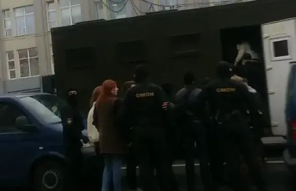 Students and a prisoner transport vehicle&nbsp;/ @euroradio​