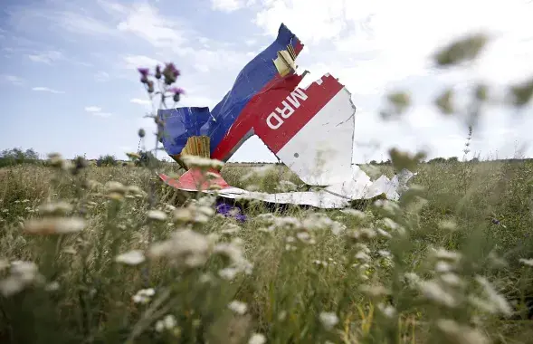 На месте крушения рэйса&nbsp;MH-17 / Reuters