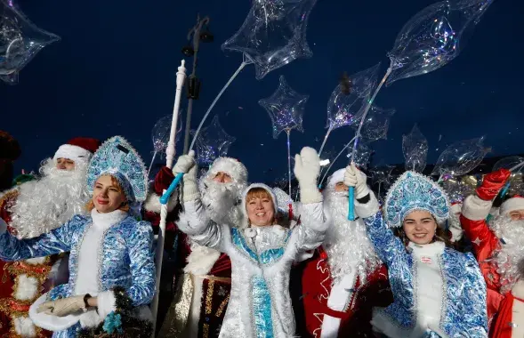 Шэсце Дзядоў Марозаў і Снягурак у Мінску&nbsp;/ Reuters