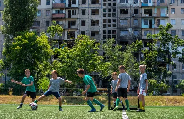 Футбол в Киеве на фоне повреждённого во время войны дома / facebook.com/nikolay.synelnykov​