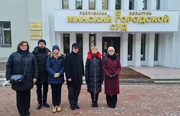 Европейские дипломаты возле суда / https://www.facebook.com/posolstvogermaniiminsk
