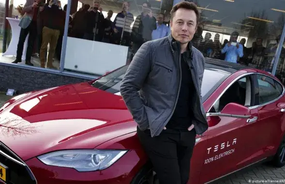 Ілон Маск на фоне Tesla / Deutsche Welle