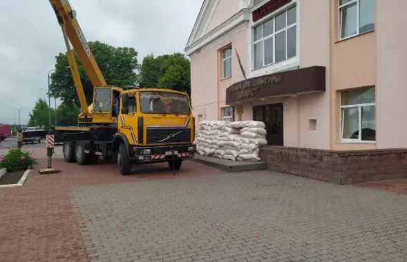 Учения в белорусском Ельске: вход в Дом культуры заложили мешками с песком​ / yelsk.by