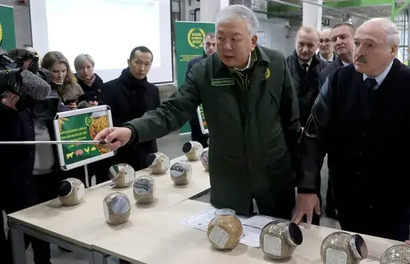 Аляксандру Лукашэнку паказваюць, адкуль пагражаюць новыя санкцыі / president.gov.by
