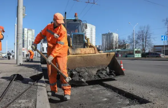 Рабочым абяцаюць прэміі, калі іх "ямачны рамонт" пратрымаўся год і больш / sb.by
