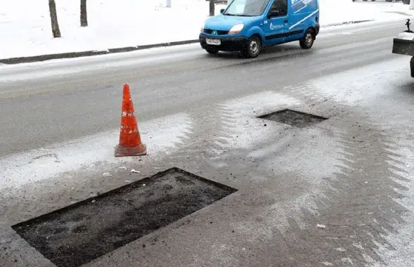 Зімой у Мінску спрабуюць рамантаваць дарогі / БЕЛТА
