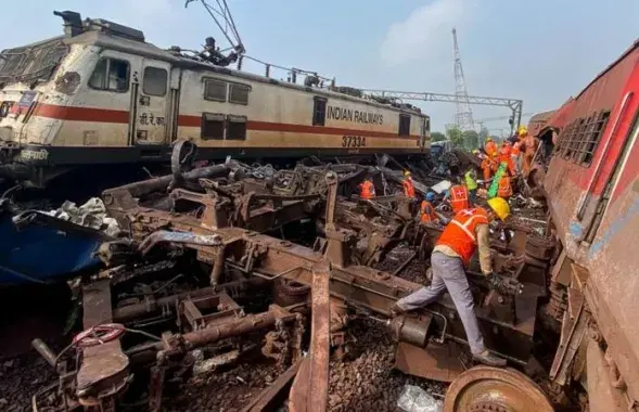 Это самая крупная железнодорожная авария в Индии в этом столетии / Getty Images
