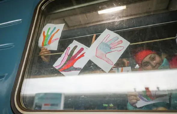 Дети с оккупированных территорий Украины в вагоне поезда на минском вокзале. Весна 2023-го / sb.by
