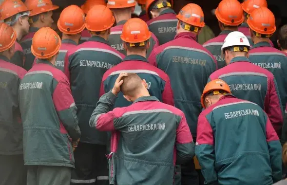 Работники жалуются на падение зарплат и плохие условия труда / из архива Еврорадио
