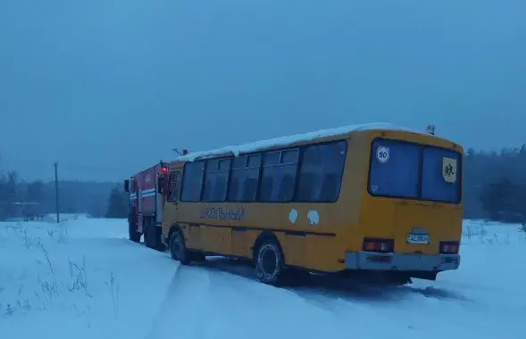 Аўтобус з дзецьмі захрас на нерасчышчанай дарозе​ /&nbsp;mogilev.mchs.gov.by