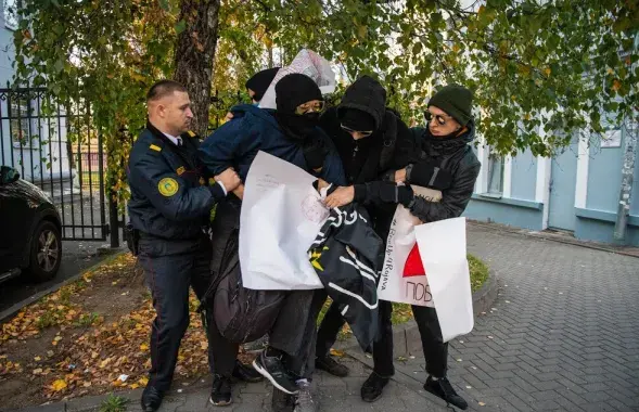 Милиционер пытается задержать участников акции / Роман Протасевич, Еврорадио​