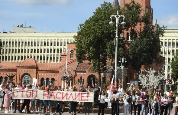 Минчане вышли с мирным пикетом к Мингорисполкому и зовут на свидание мэра / Еврорадио