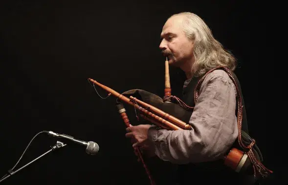 Musician Yarash Malisheuski with a pipe / facebook.com/katia.astrouna
