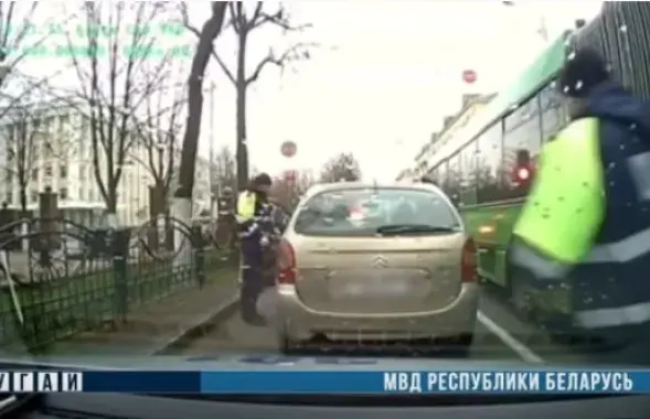 Задержание пьяного бесправника в Гомеле / скриншот из видео МВД