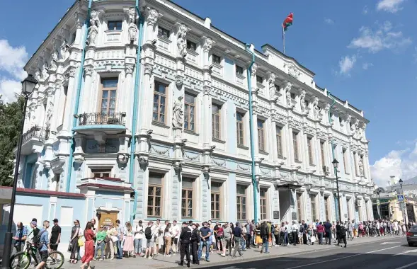 Очередь на участок голосования возле посольства Беларуси в Москве&nbsp;/ Вікторыя Адзісонава &quot;Новая газета&quot; для Еўрарадыё