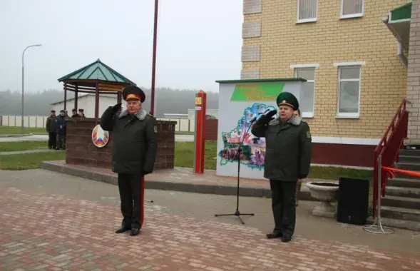 Председатель Госпогранкомитета Беларуси генерал-майор Анатолий Лаппо и Сергей Жилинский, начальник Сморгонской пограничного группы, 2017 г. Фото: osh.by​