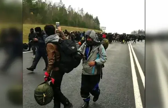 Мігранты на мяжы з Польшчай раніцай 8 лістапада / скрыншот з відэа