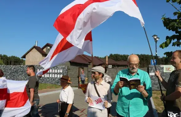 За спинами протестующих &mdash; та самая надпись на заборе. Фото: Новы час