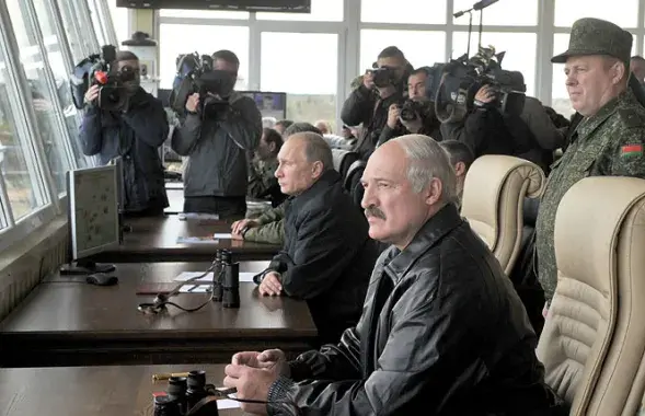 Vladimir Putin and Alexander Lukashenka at West 2015. Photo: president.gov.by