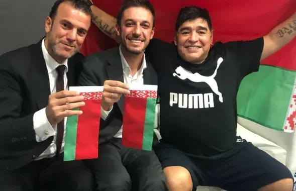 Diego Maradona (right) with a Belarus flag. Фота: Matias Morla&#39;s Instagram