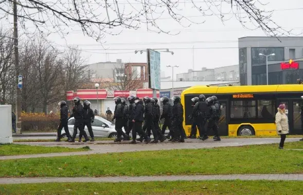 Грамадскі транспарт і сілавікі ў Мінску / З архіву Еўрарадыё
