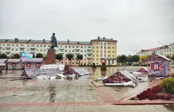 Вецер зламаў гандлёвыя палаткі на цэнтральнай плошчы горада /&nbsp;@orshaeu
