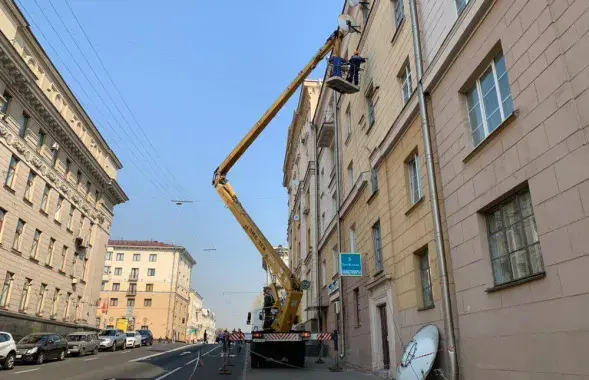 Dishes removed in Valadarskaha Street in Minsk/ Aliaksei Karpeka, Euroradio