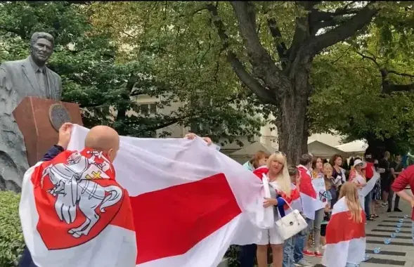 Белорусская диаспора в Польше устроила перформанс возле посольства США в Варшаве против выделения Беларуси денег от МВФ&nbsp;/ Еўрарадыё