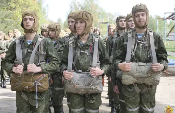 Recruits of the Belarusian Armed Forces prepare for their first parachute jump / photo by the Belarusian Ministry of Defense