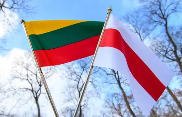 Литовский и белорусский флаги / lrp.lt
