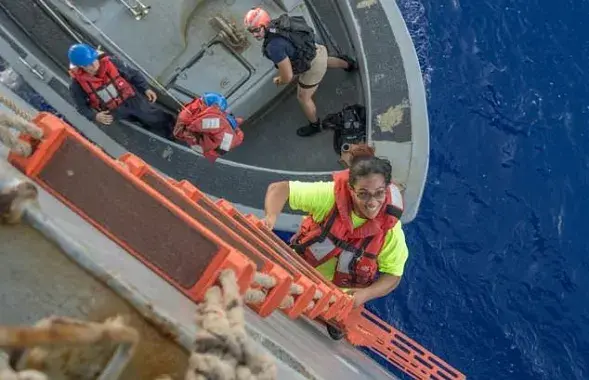 Адна з вандроўніц пакідае яхту. на якой правяла амаль 150 дзён.&nbsp;Фота: AP