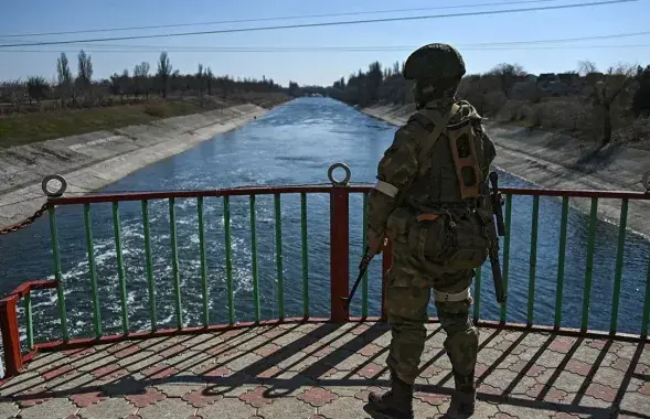 Российский военнослужащий на захваченной дамбе в Херсонской области / ria.ru​