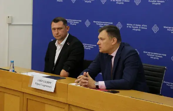 Алексей Талай (слева) продолжает рассказывать, как вывозят украинских детей