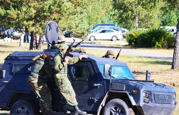 Бронеаўтамабіль на вучэннях ад Асіповічамі