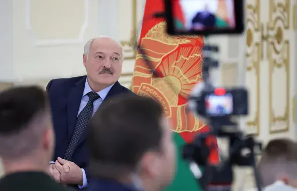 Александр Лукашенко рассказывал молодежи об ИТ, искусственном интеллекте, роботах и доярках