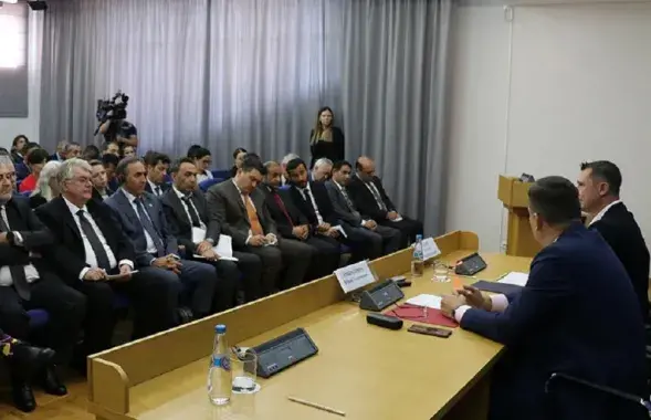 Западные дипломаты слушают оправдания Юрия Амбразевича и Алексея Талая, Минск, 22 сентября 2023-го