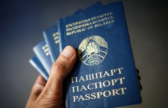 Белорусский паспорт, иллюстративное фото
