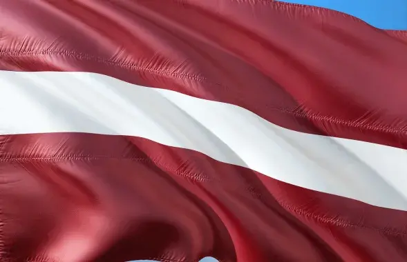 Латвийский флаг, иллюстративное фото