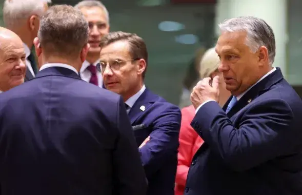 Канцлер Германіі Олаф Шольц, прэм'ер-міністр Швецыі Ульф Крыстэрсан і прэм'ер Венгрыі Віктар Орбан на саміце ЕС летам 2023 года
