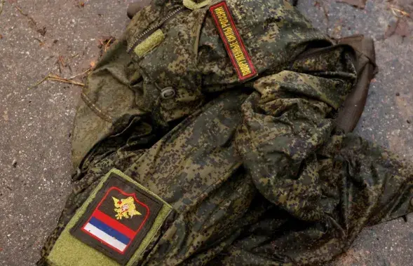 Российская военная форма, найденная под Киевом после отступления россиян в апреле 2022 года, иллюстративное фото