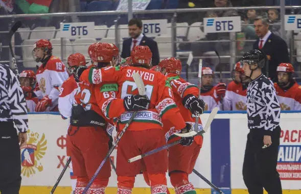 Белорусские хоккеисты радуются победе, а россияне уже готовят демарш
