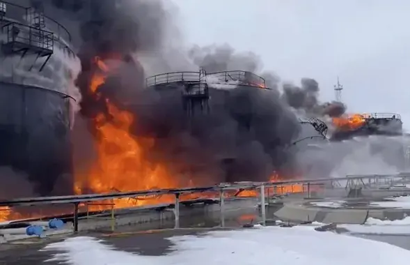 После атаки беспилотника загорелась нефтебаза в Клинцах, январь 2024-го
