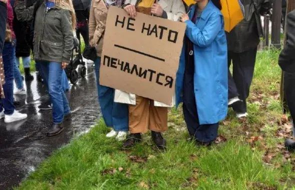 Плакат на акцыі ў Парыжы, прысвечанай выбарам у Расіі
