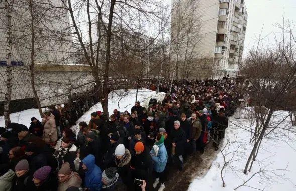 Тысячы людзей прыйшлі развітацца з Аляксеем Навальным
