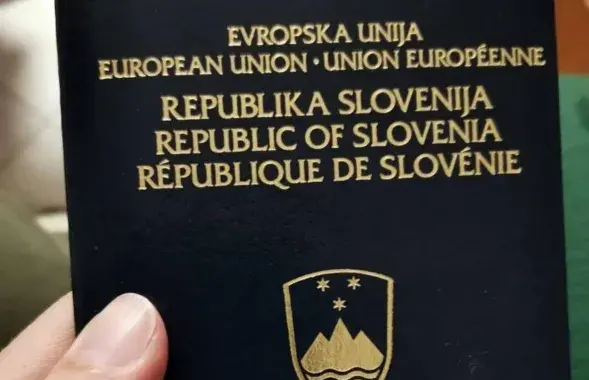 Белорус получил первый паршпорт иностранца в Словении
