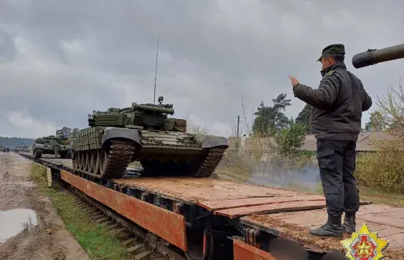 Танковый батальон совершает марш в назначенный район, иллюстративное фото
