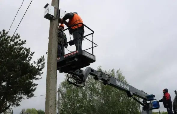 Энергетыкі ліквідуюць наступствы здарэння (ілюстрацыйнае фота)
