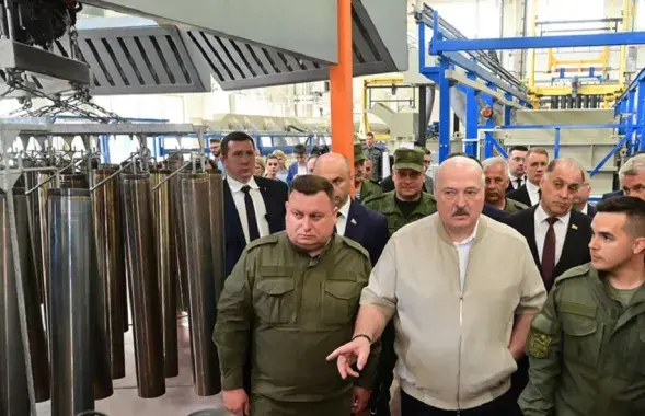 Александр Лукашенко проверяет производство для ВПК
